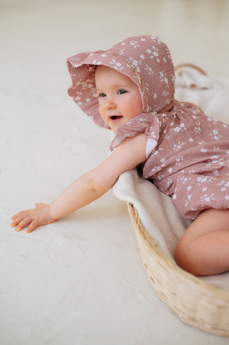 Muslīna Sasienama Cepure Ar Volānu - Dusty Pink Floral