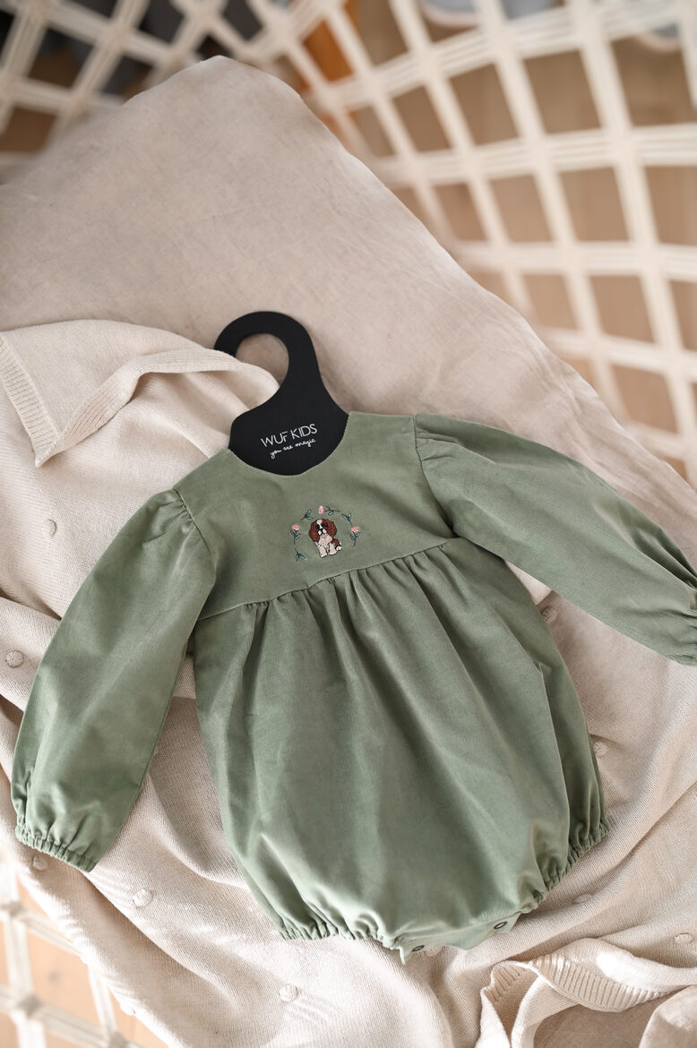 Smalka Velveta Romperis Ar Kucēna Izšuvumu - Sage Green