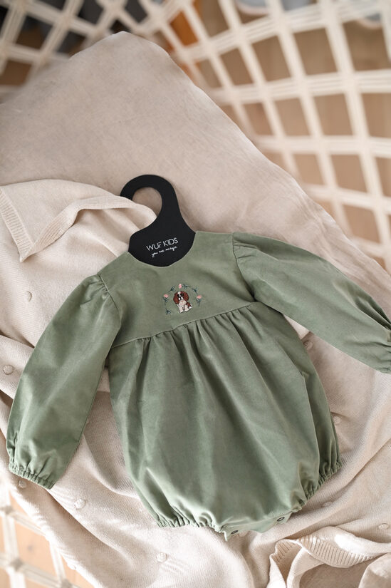 Smalka Velveta Romperis Ar Kucēna Izšuvumu - Sage Green