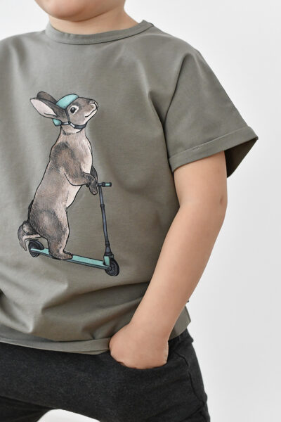 T- shirt - Bunny on scooter / Khaki