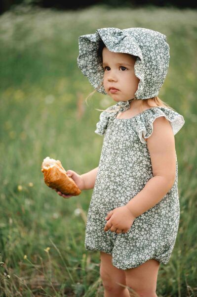 Muslin bonnet with ruffle - Boho with flowers