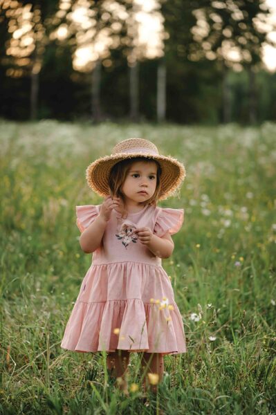 Meiteņu lina kleita - Rozā ar ziedu izšuvumu