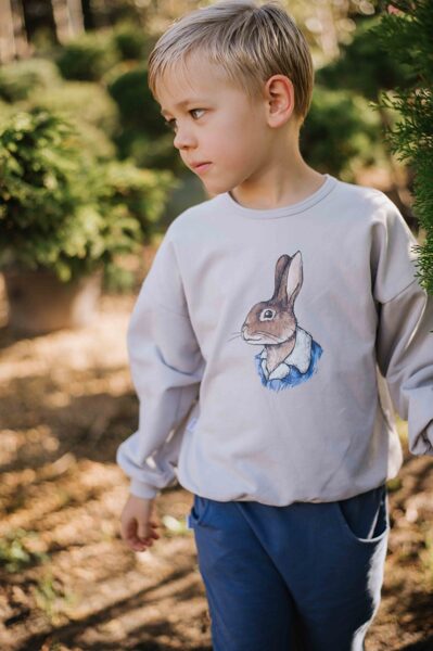 Kinderpullover mit Hase Oliver - Light Grey